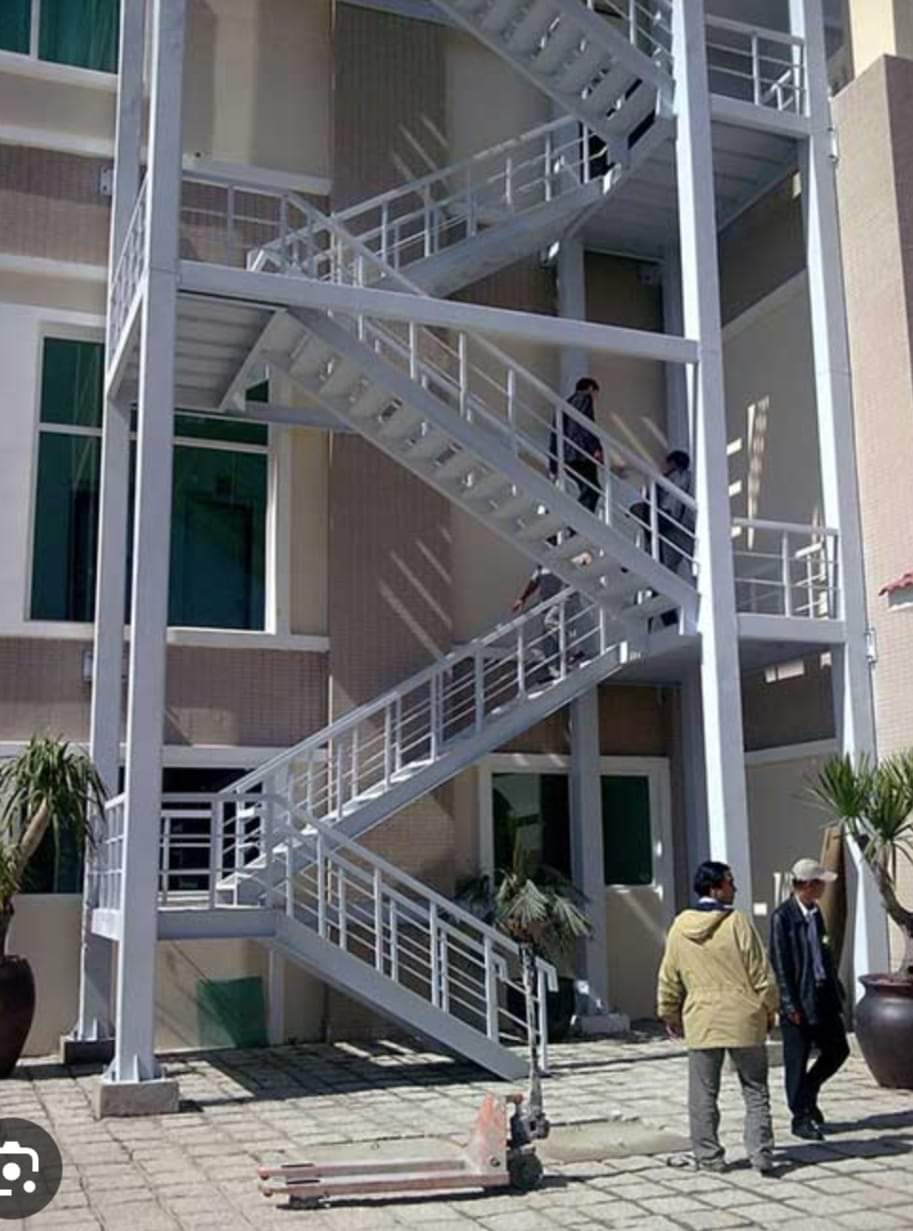 cầu thang thoát hiểm nhà tập thể