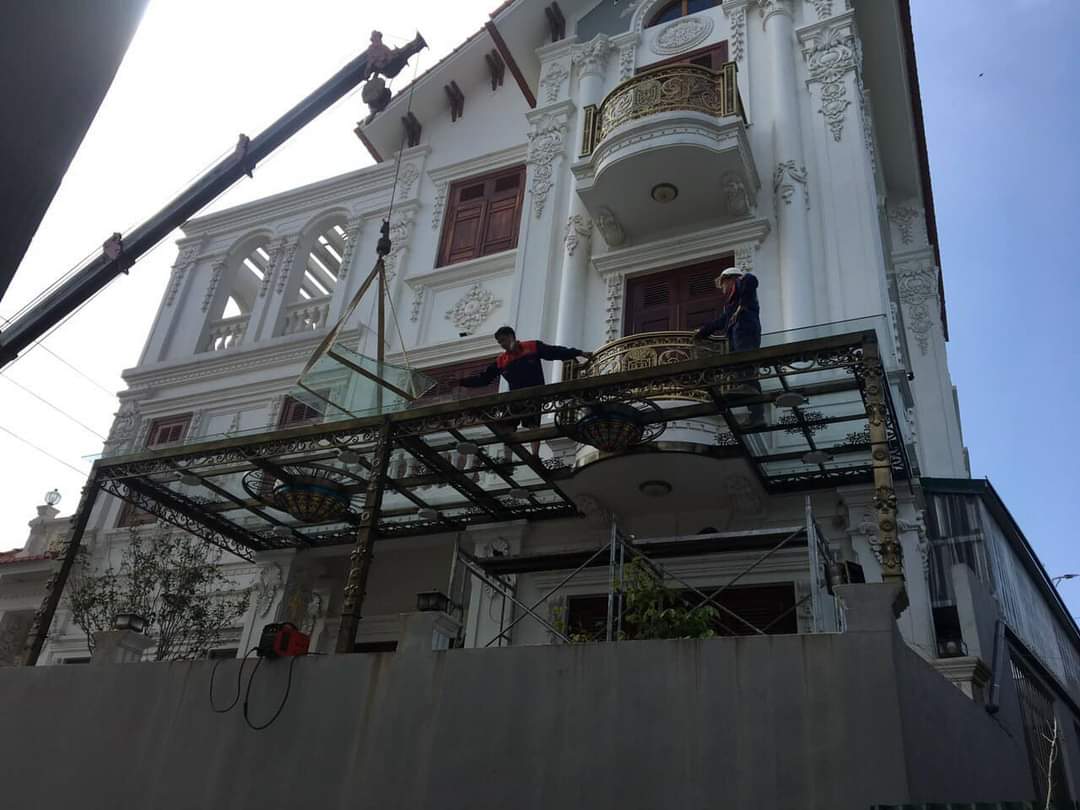 mái hiên kính cho biệt thự