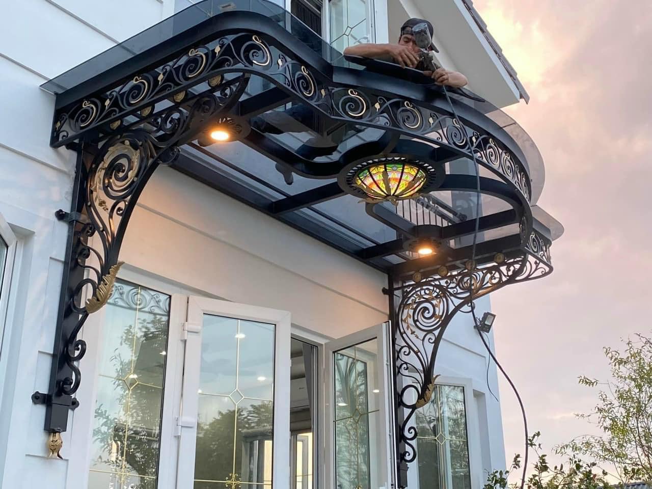 mái hiên kính sắt mỹ thuật