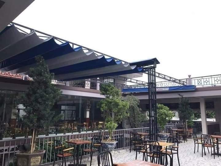 mái hiên xếp cho quán cà phê